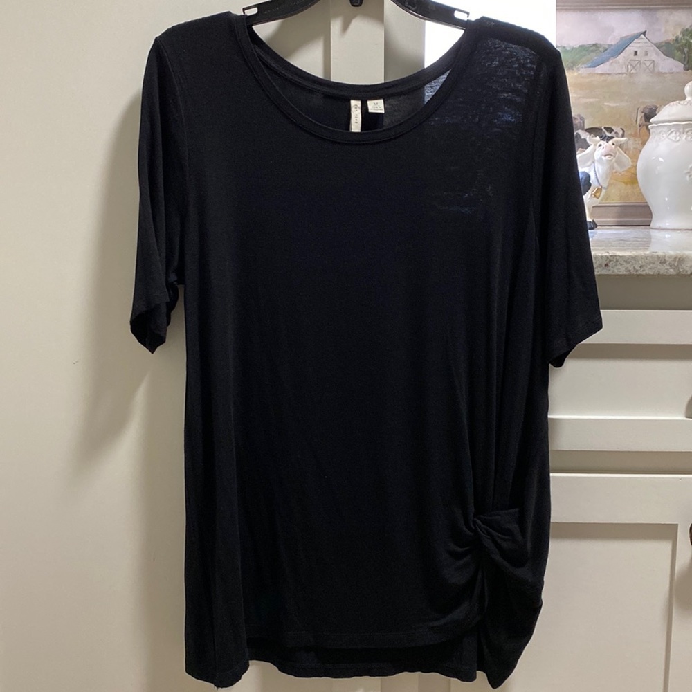 Cato round neck, top with knot at hem